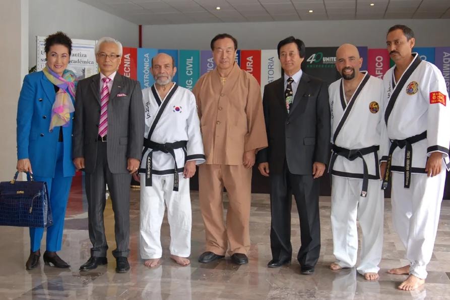 Alonso Rosado Sánchez con Grandes Maestros de Han Mu Do